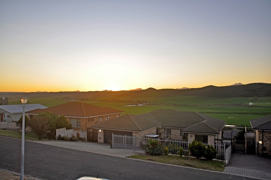 5 Bedroom Property for Sale in Reebok Western Cape